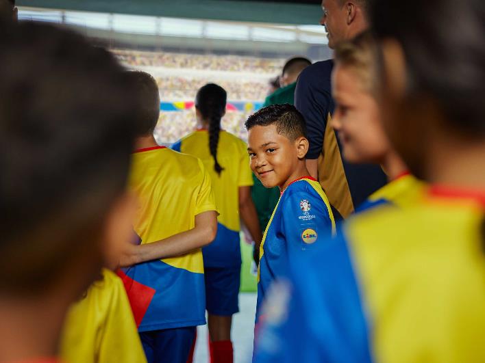 Lidl dá a oportunidade a 33 crianças que vivam em Portugal de entrarem em campo com os jogadores da seleção nacional